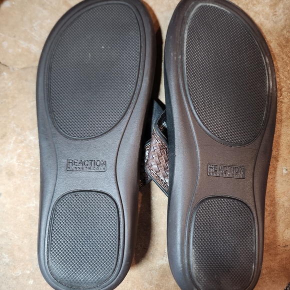 Kenneth Cole Reaction flip flops - Picture 3 of 8